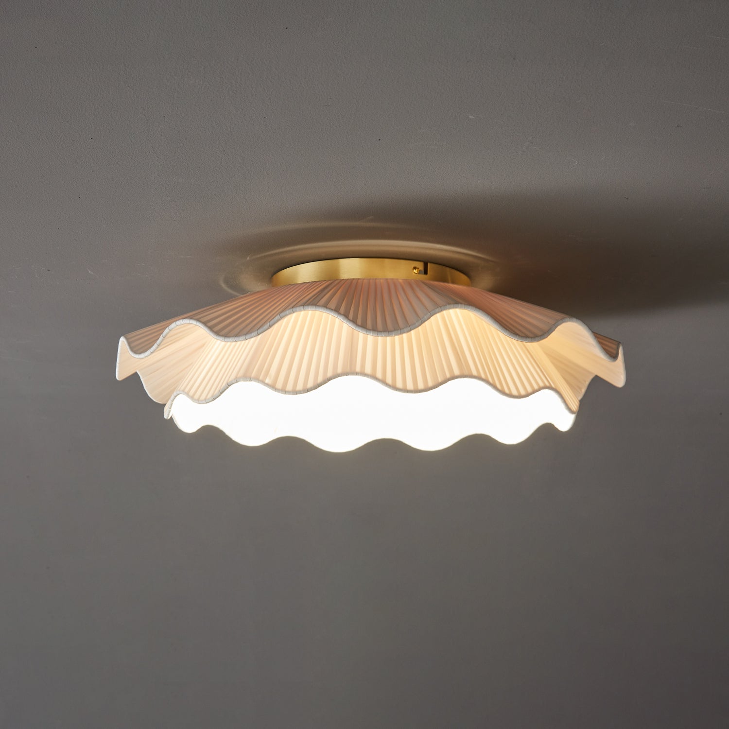 Stropní lampa Arwen s vlnitým plisovaným látkovým stínidlem zakřiveného tvaru
