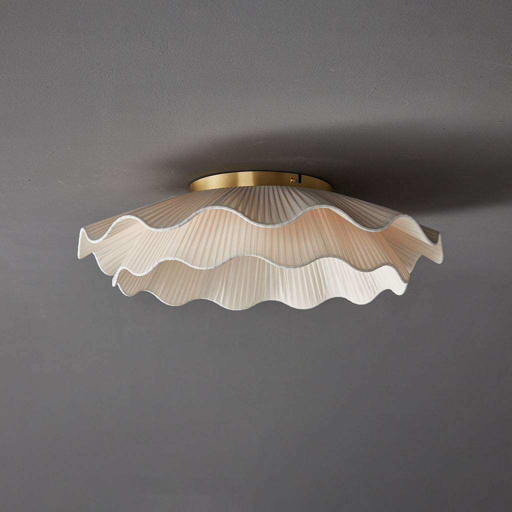 Stropní lampa Arwen s vlnitým plisovaným látkovým stínidlem zakřiveného tvaru