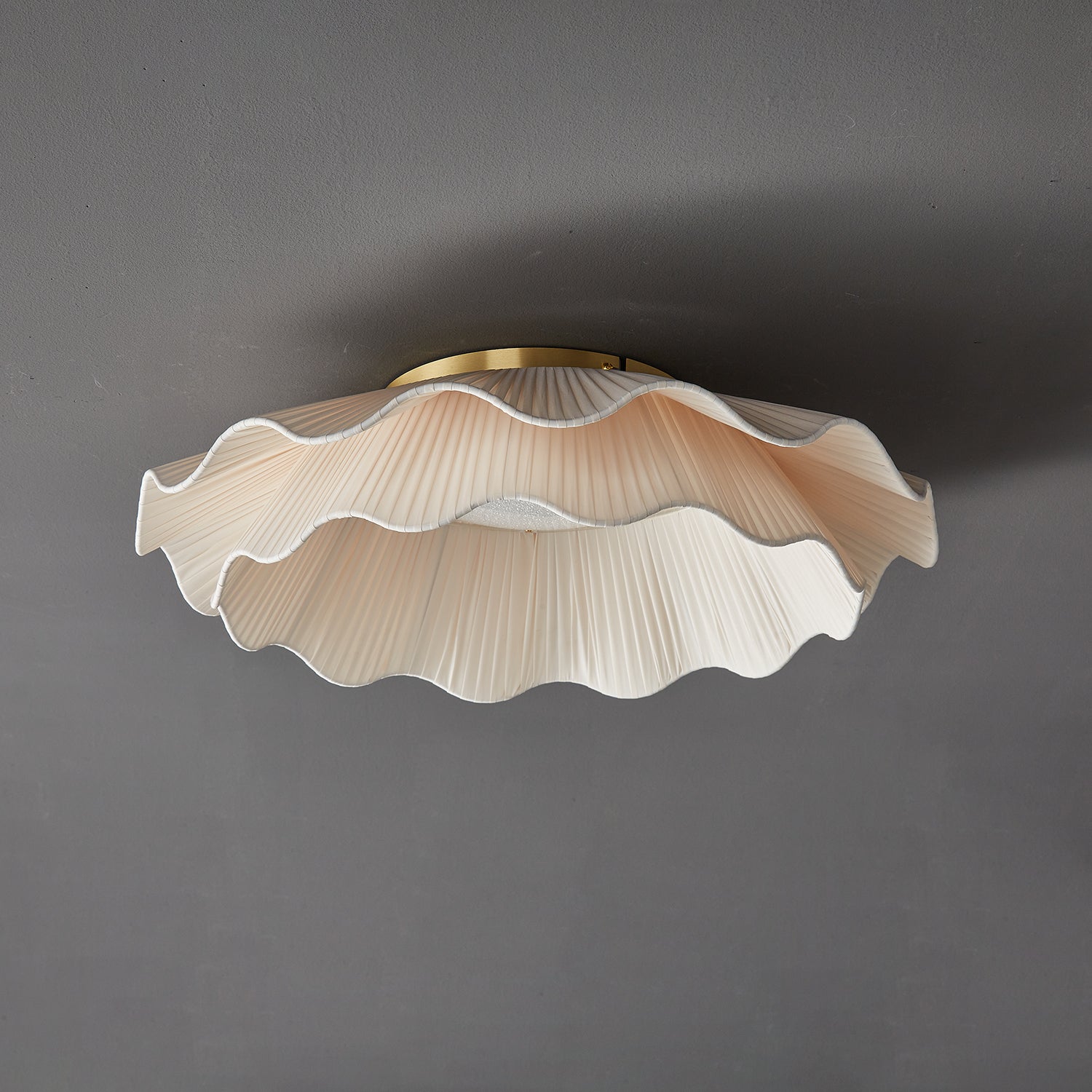 Stropní lampa Arwen s vlnitým plisovaným látkovým stínidlem zakřiveného tvaru