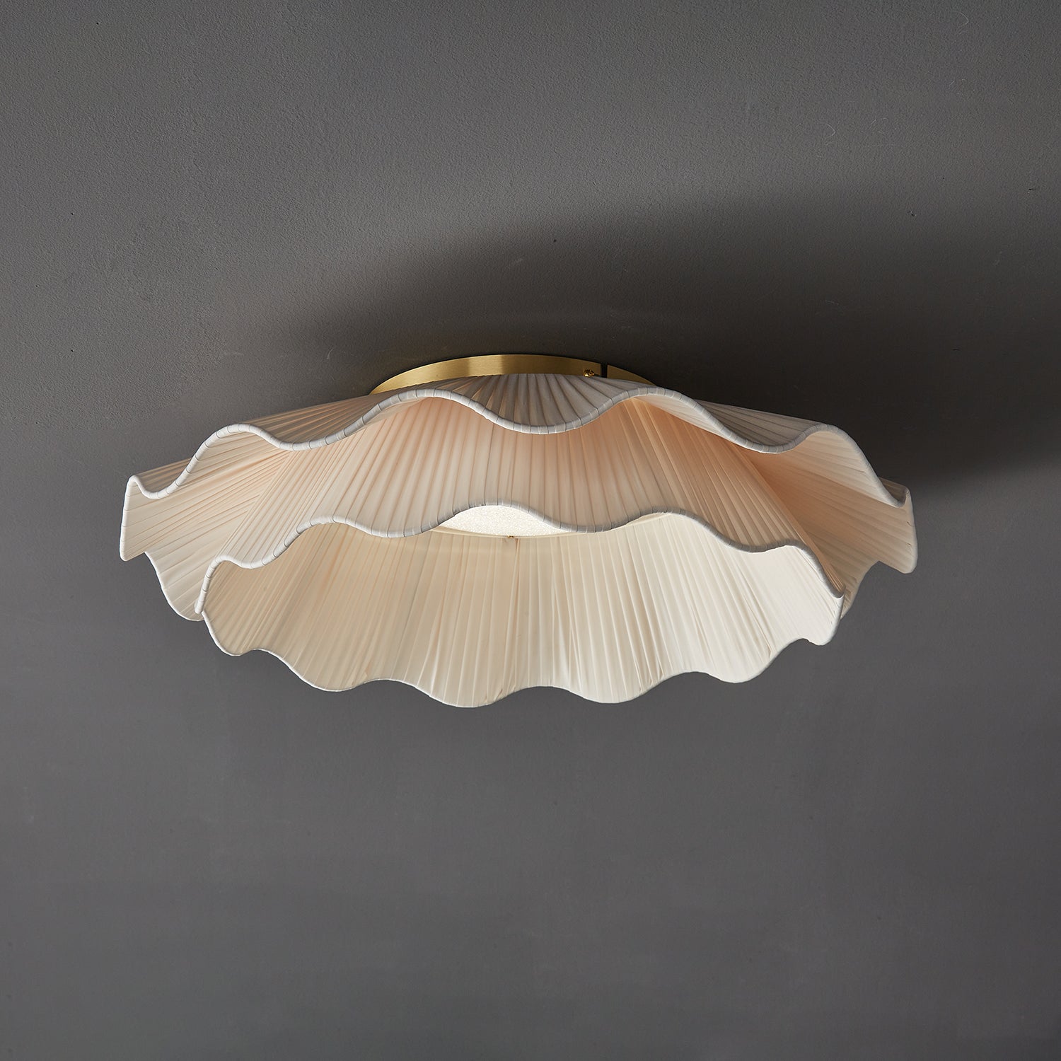Stropní lampa Arwen s vlnitým plisovaným látkovým stínidlem zakřiveného tvaru