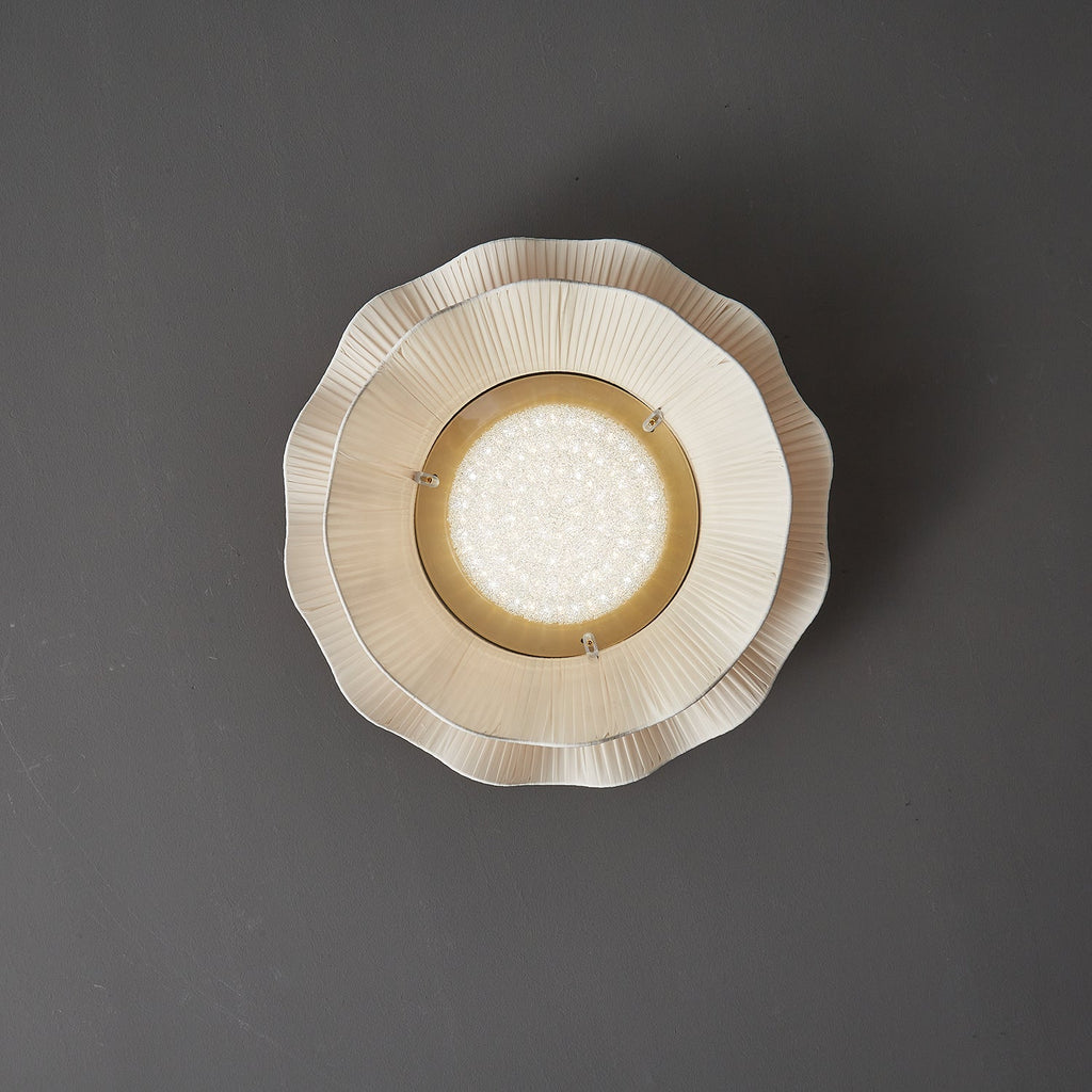 Stropní lampa Arwen s vlnitým plisovaným látkovým stínidlem zakřiveného tvaru