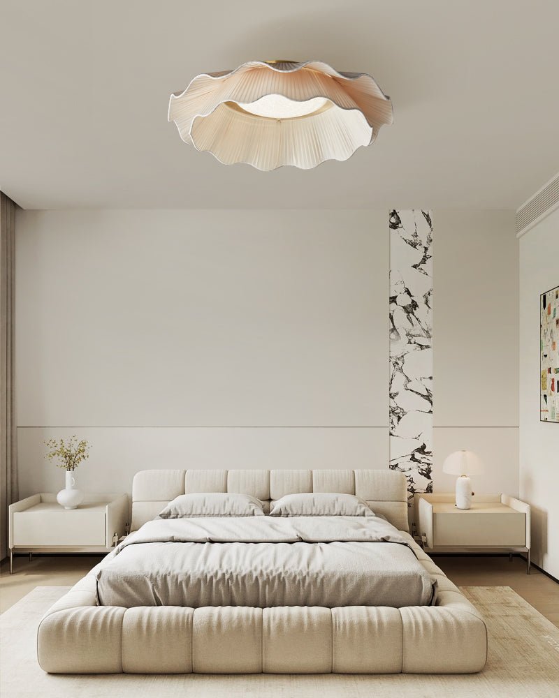 Stropní lampa Arwen s vlnitým plisovaným látkovým stínidlem zakřiveného tvaru