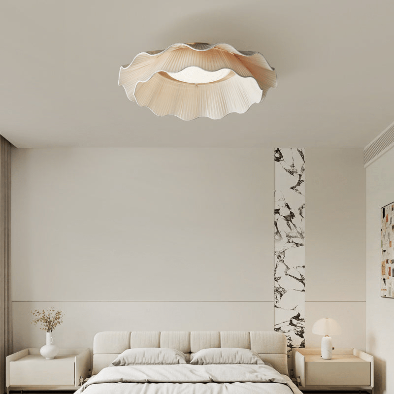 Stropní lampa Arwen s vlnitým plisovaným látkovým stínidlem zakřiveného tvaru