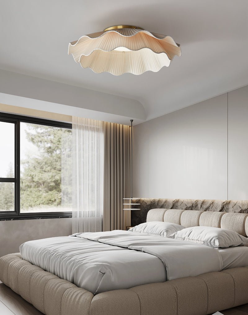 Stropní lampa Arwen s vlnitým plisovaným látkovým stínidlem zakřiveného tvaru