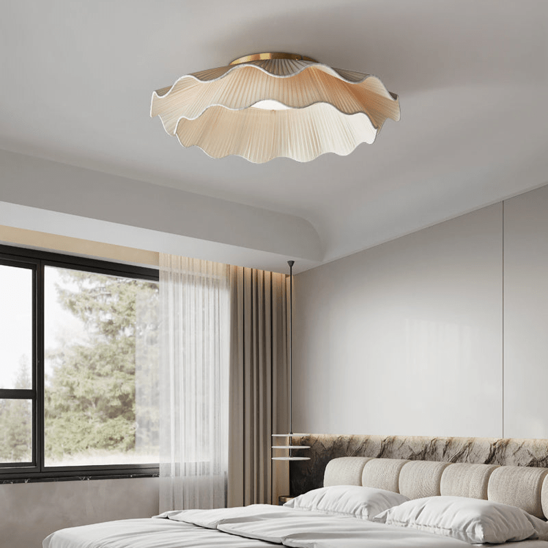 Stropní lampa Arwen s vlnitým plisovaným látkovým stínidlem zakřiveného tvaru