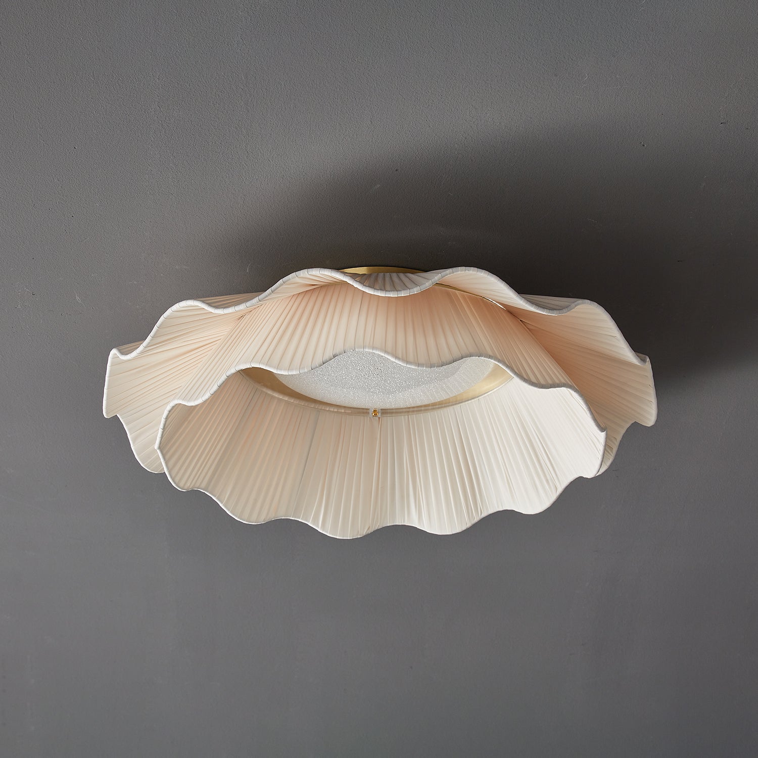 Stropní lampa Arwen s vlnitým plisovaným látkovým stínidlem zakřiveného tvaru