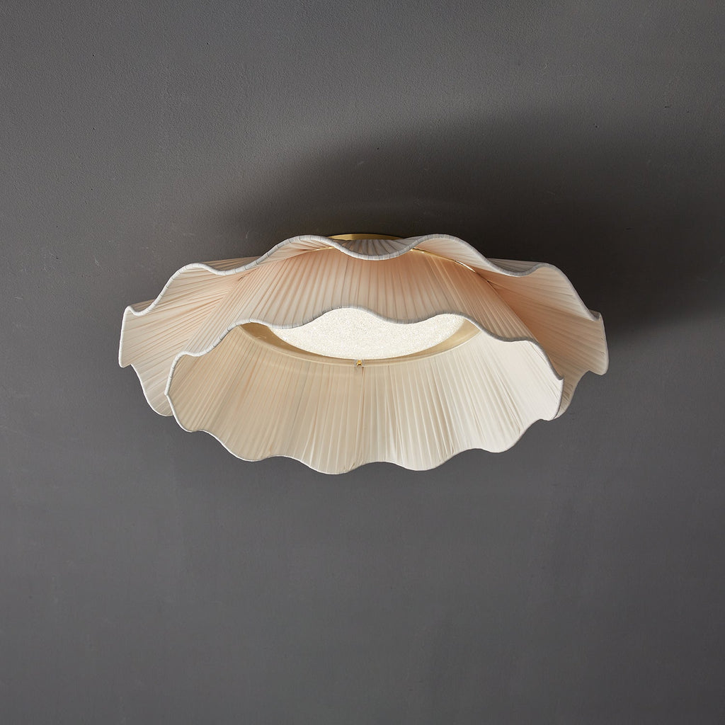 Stropní lampa Arwen s vlnitým plisovaným látkovým stínidlem zakřiveného tvaru