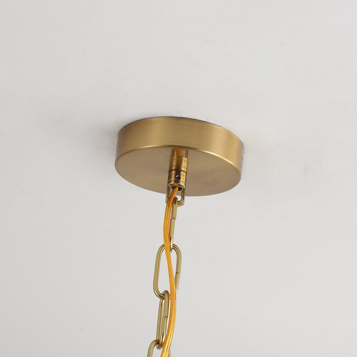 Lustra Kronleuchter – elegantes Modell aus Walnuss und Messing mit 3 Leuchtenköpfen, 60cm Durchmesser x 43cm Höhe