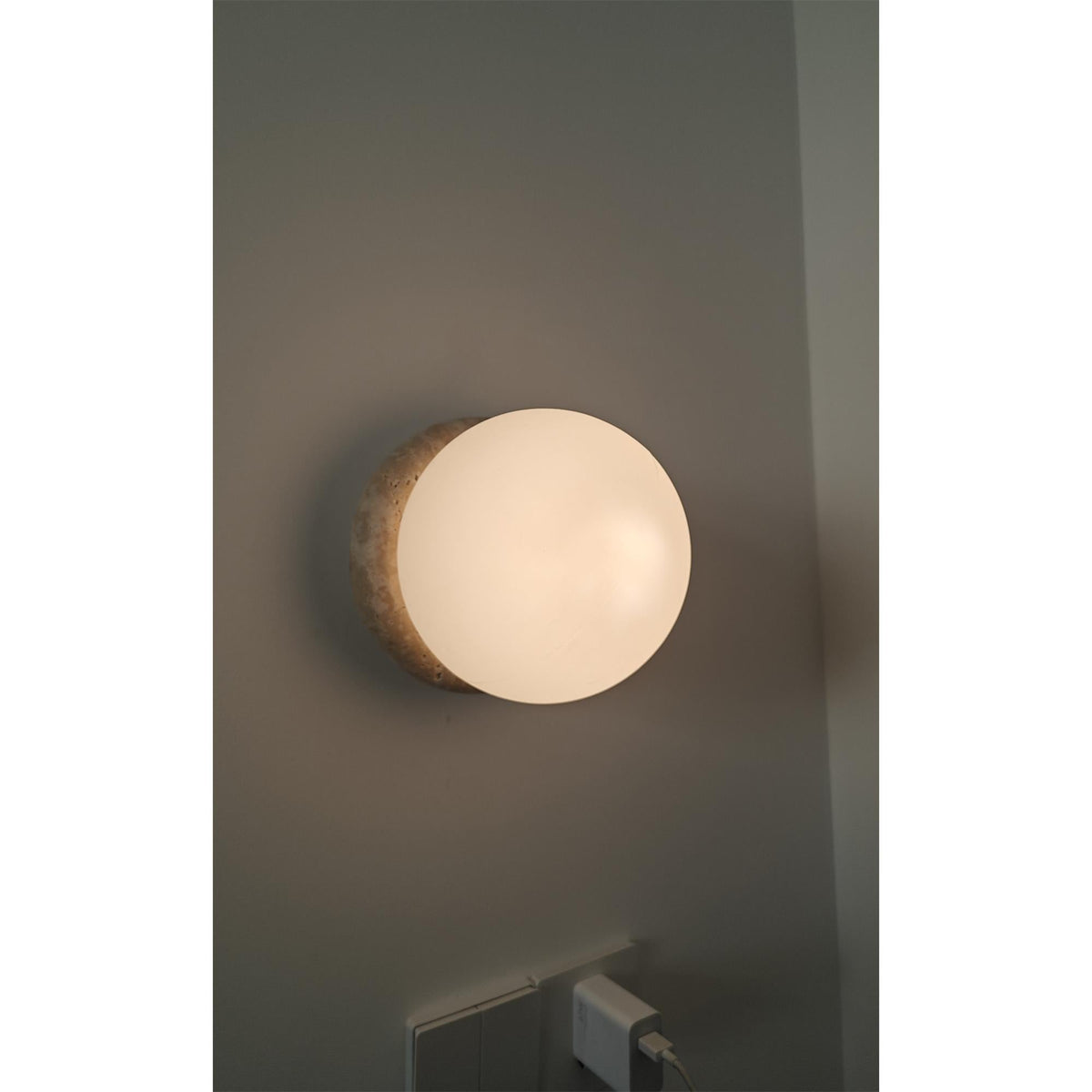 Blikuvys moderne minimalistisk vegglampe i travertinglass — 16X16X16CM