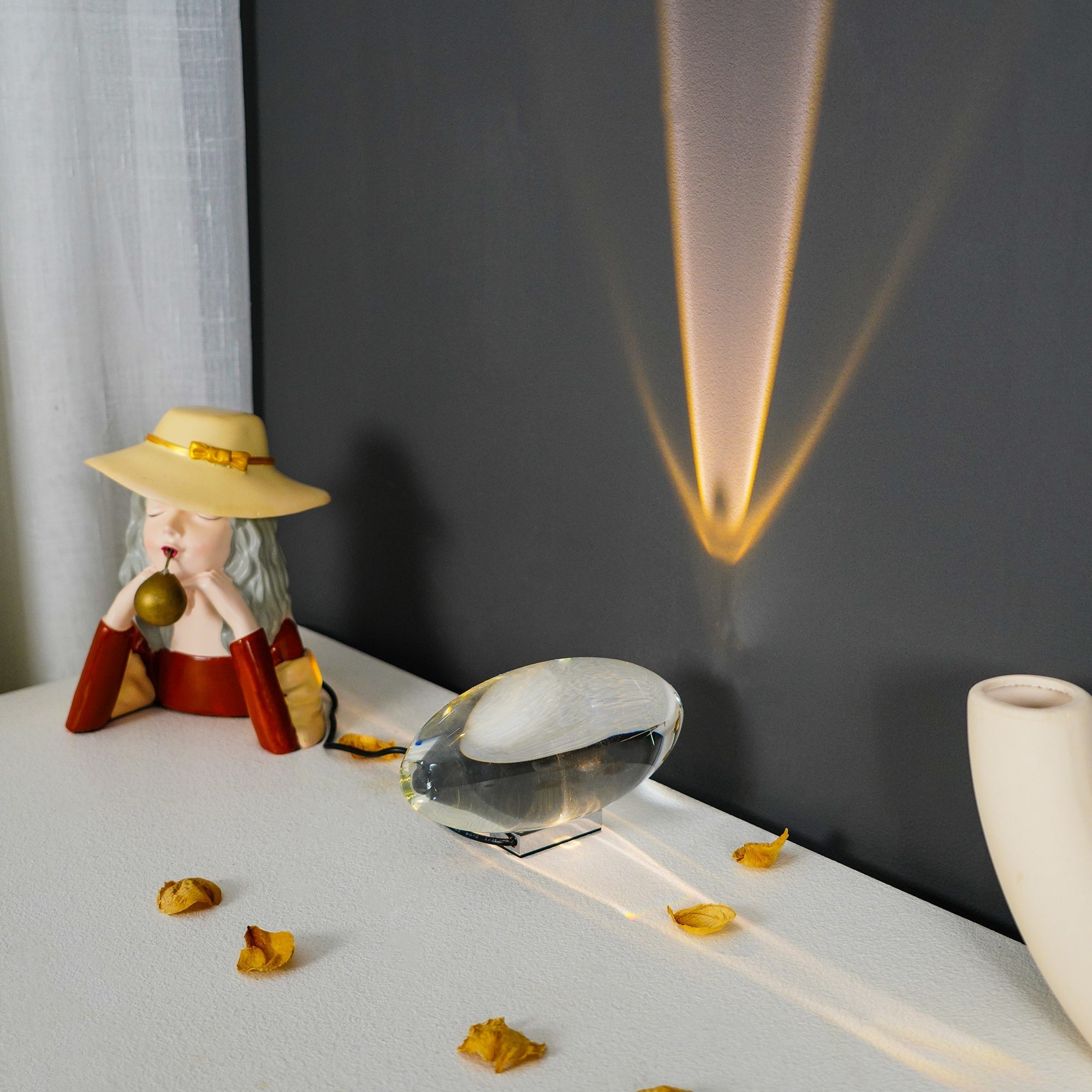 Atman Sculptural Table Lamp — Oval Silhouette, Soft Ambient Glow