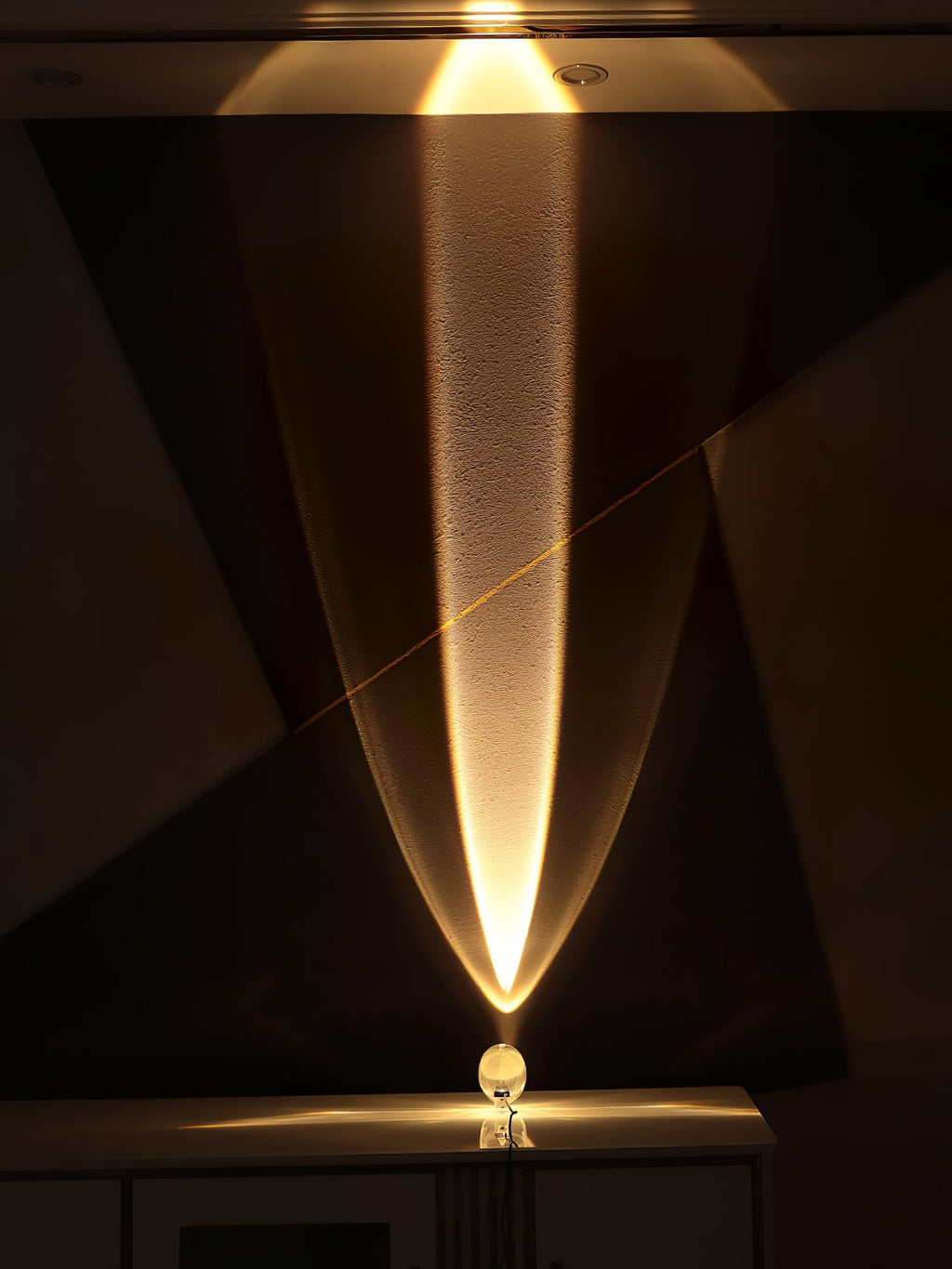 Atman Sculptural Table Lamp — Oval Silhouette, Soft Ambient Glow