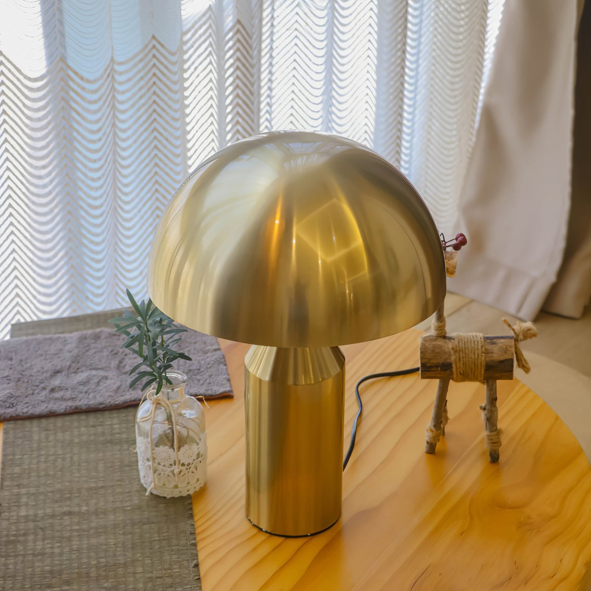 Lampada da tavolo moderna Atollo, oro, finiture opaca e lucida