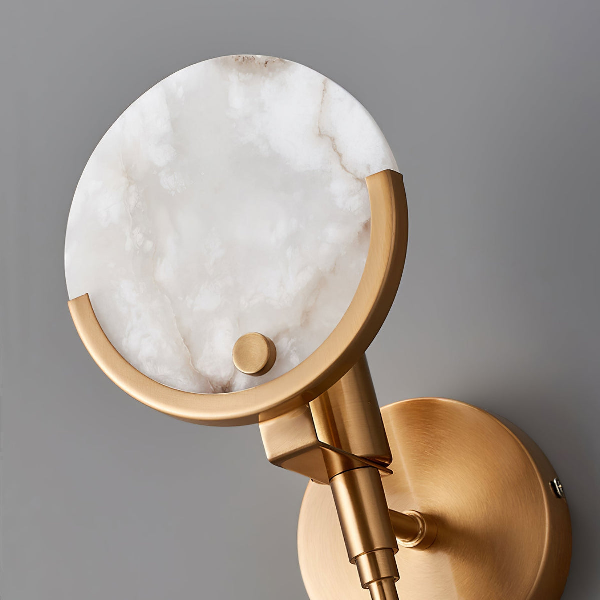 Bravi Wandleuchte aus Messing — Klassischer Alabaster-Lampenschirm