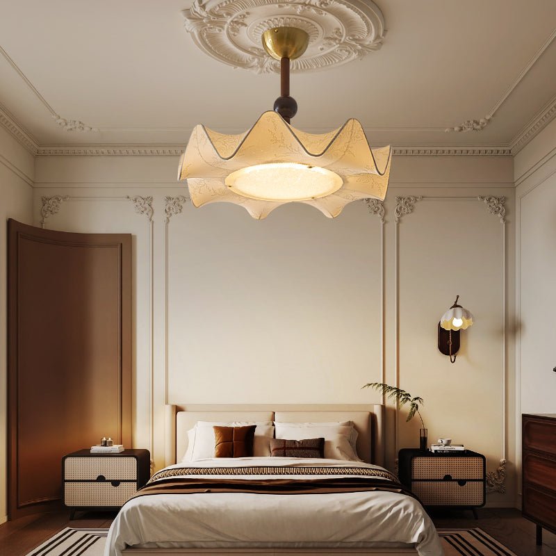 Lampa sufitowa Cyrie — drewniana rama, materiałowy klosz z wytrawianym kwiatowym wzorem
