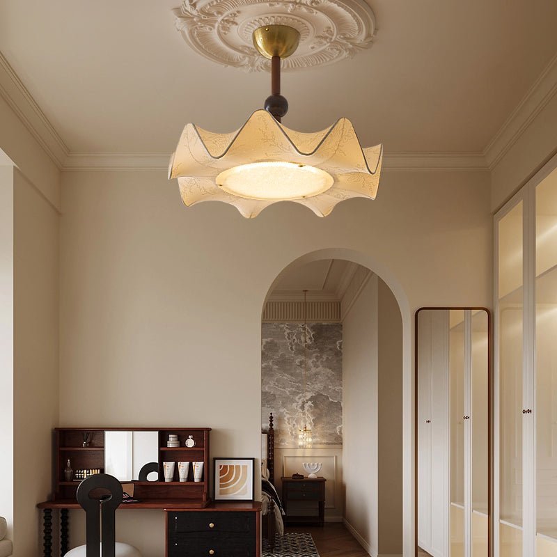 Lampa sufitowa Cyrie — drewniana rama, materiałowy klosz z wytrawianym kwiatowym wzorem