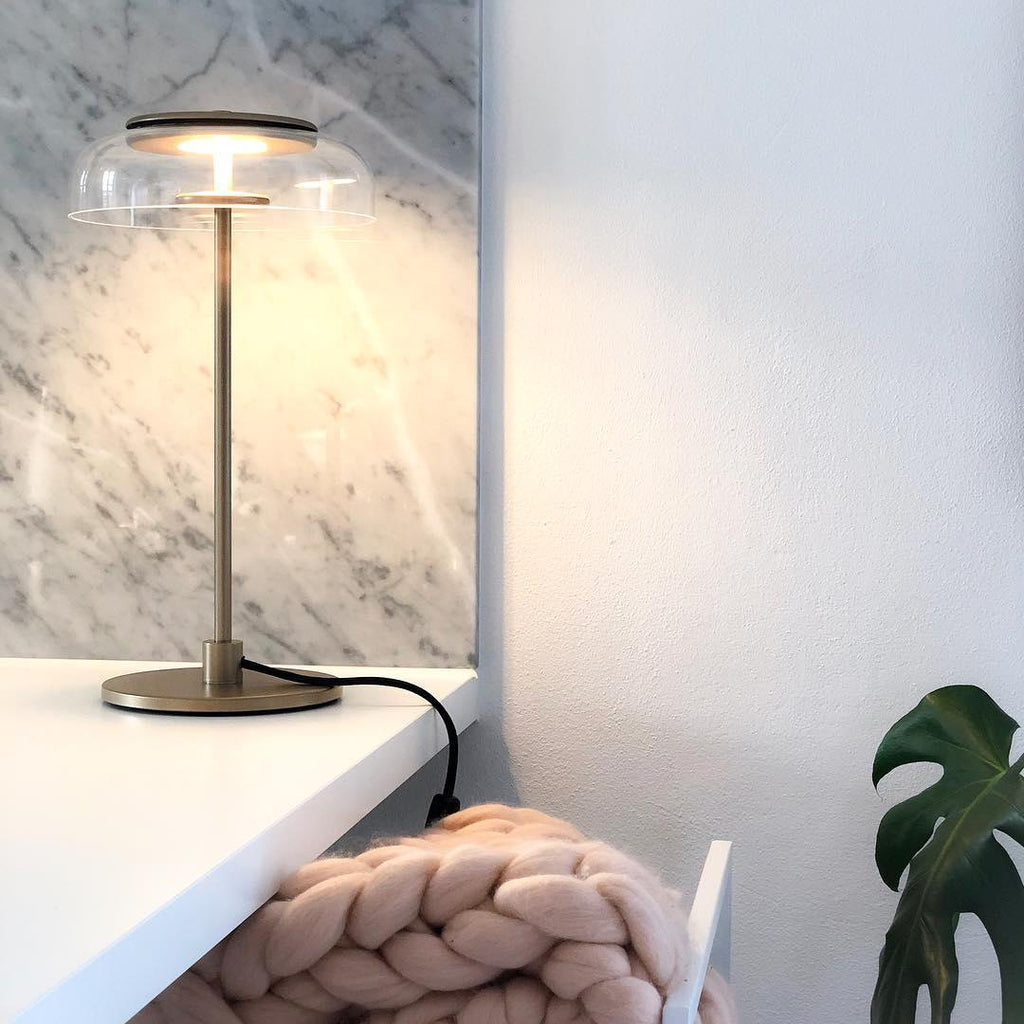 Stolní lampa Solara — zapojení do zásuvky s vypínačem