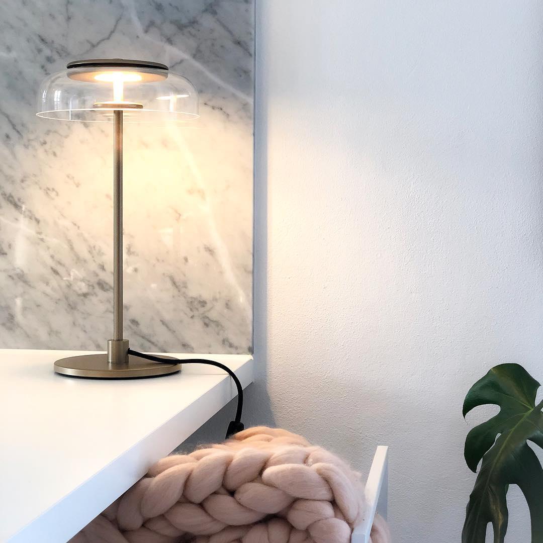 Stolní lampa Solara — zapojení do zásuvky s vypínačem