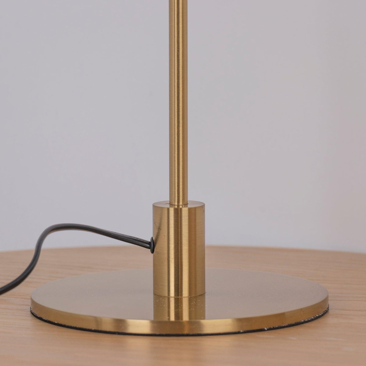 Stolní lampa Solara — zapojení do zásuvky s vypínačem