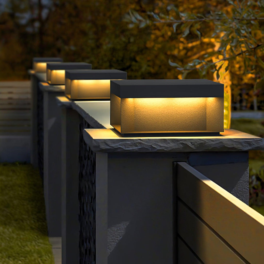 مصباح عمودي أسود مقاوم للعوامل الجوية بمعيار IP65