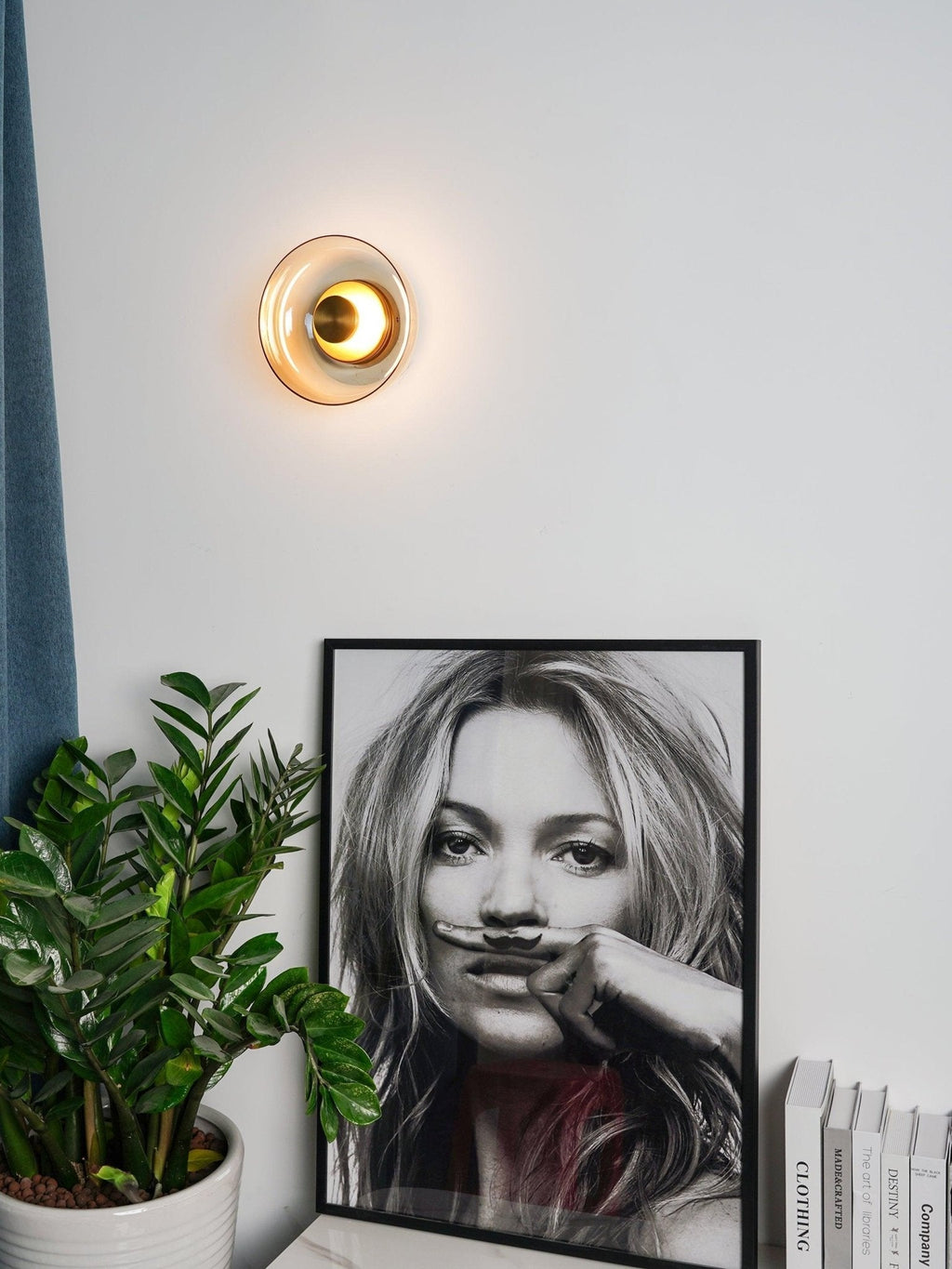 Glimmera rund væglampe — 9″ diameter, slankt design