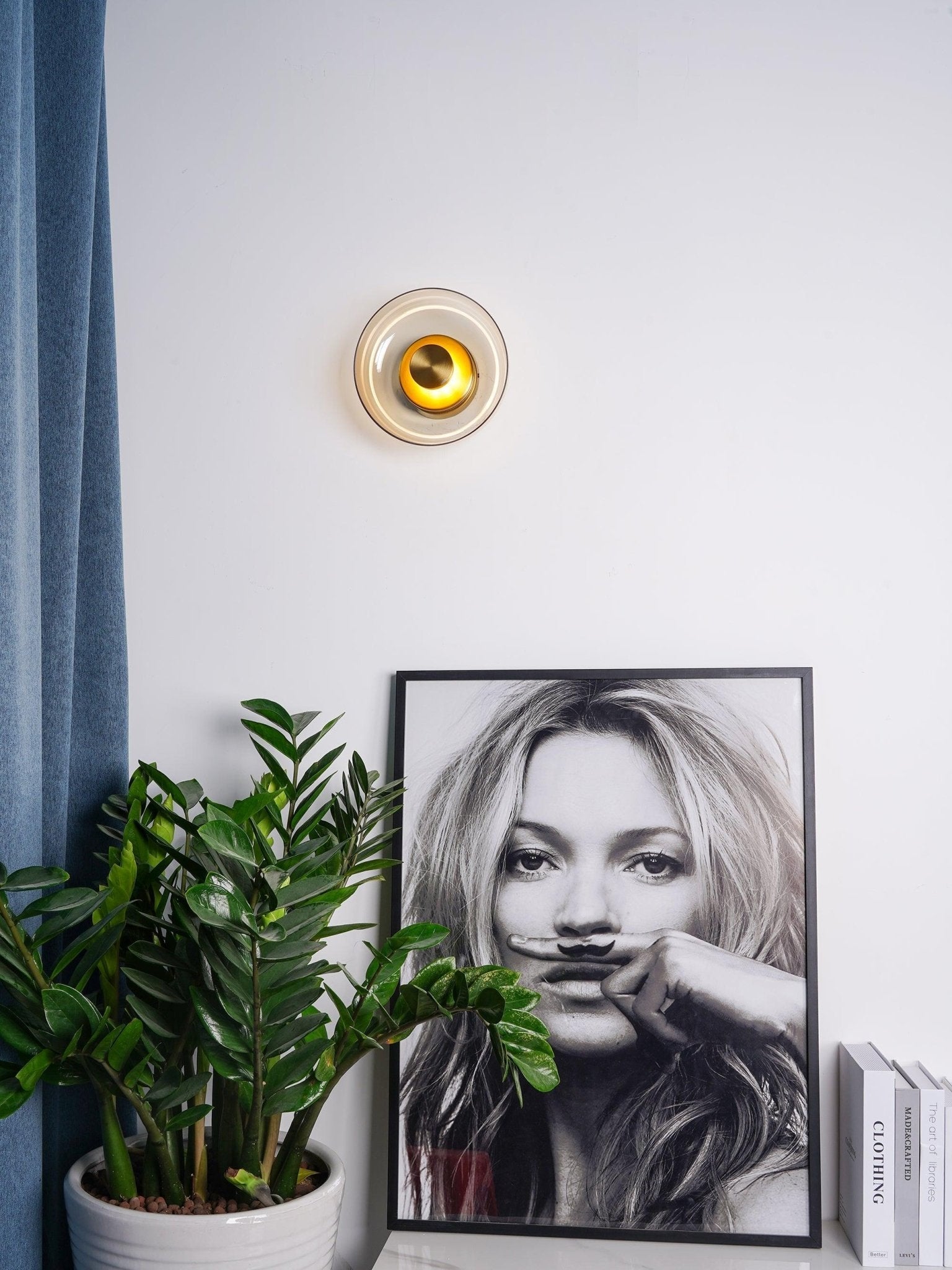 Glimmera rund væglampe — 9″ diameter, slankt design