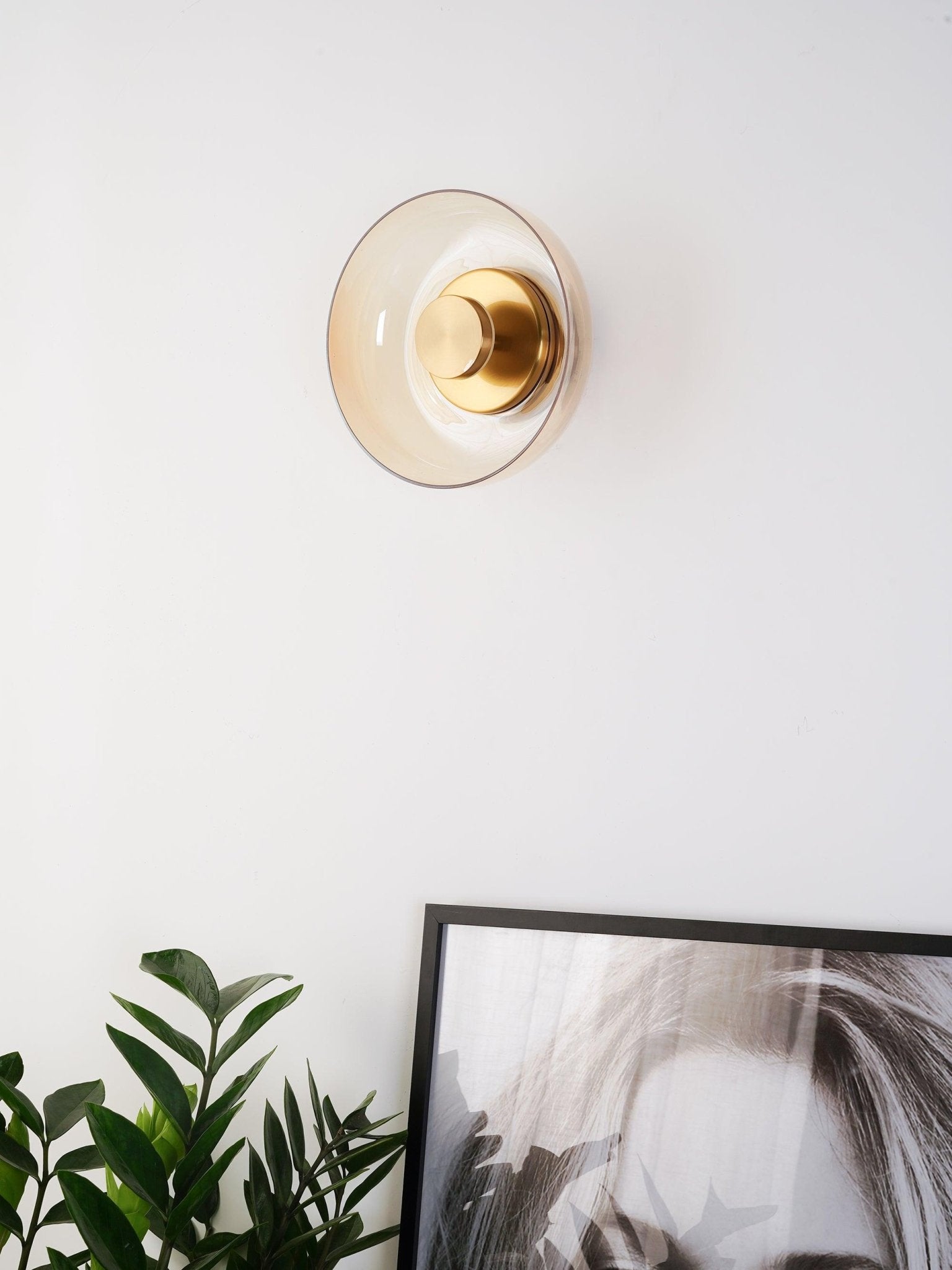 Glimmera rund væglampe — 9″ diameter, slankt design