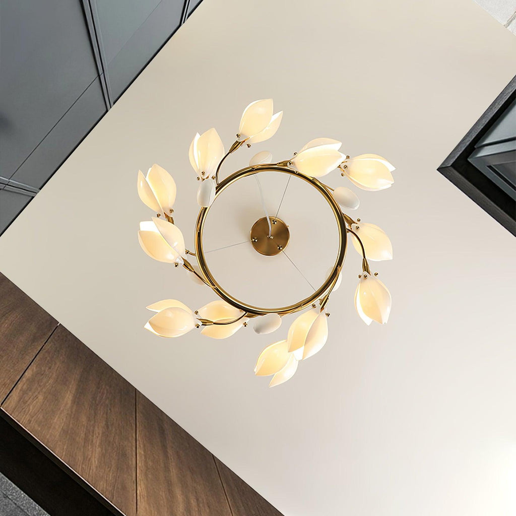Dekorativ håndlavet loftsophængt lysekrone i porcelæn med magnoliaform