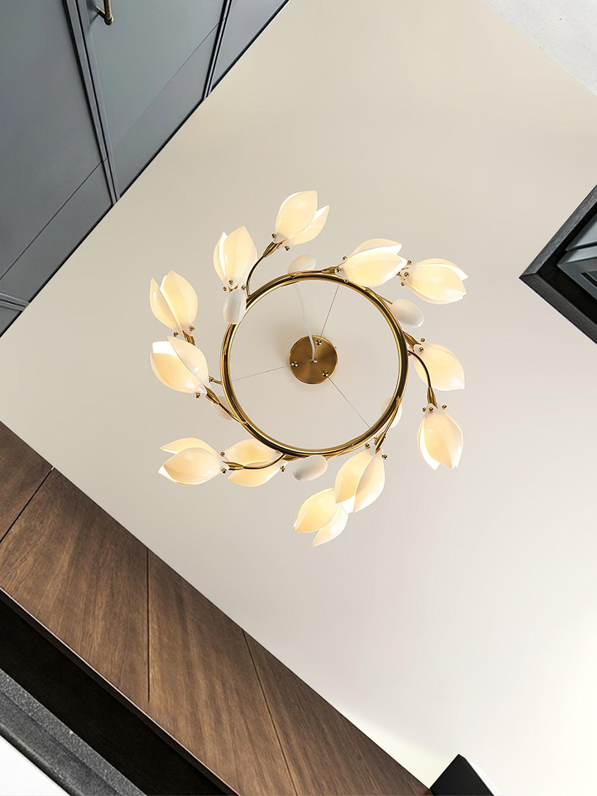 Dekorativ håndlavet loftsophængt lysekrone i porcelæn med magnoliaform
