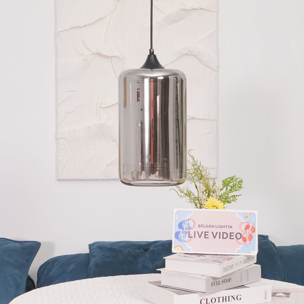 Flaskeformet pendellampe — håndblåst røykgrått glass, svart armatur, vintage og moderne