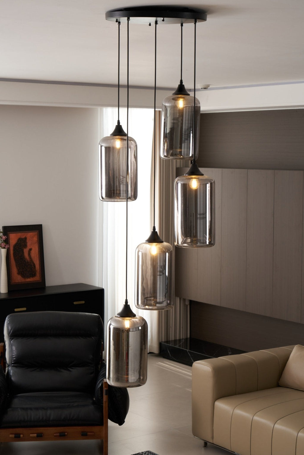 Flaskeformet pendellampe — håndblåst røykgrått glass, svart armatur, vintage og moderne