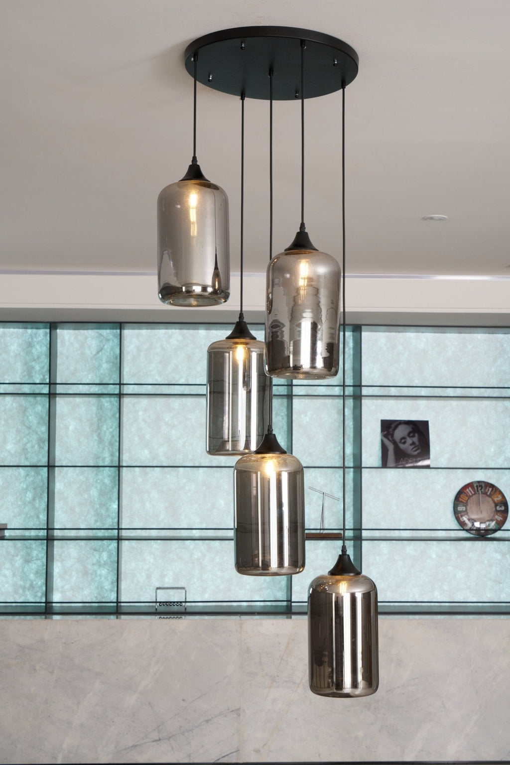 Flaskeformet pendellampe — håndblåst røykgrått glass, svart armatur, vintage og moderne