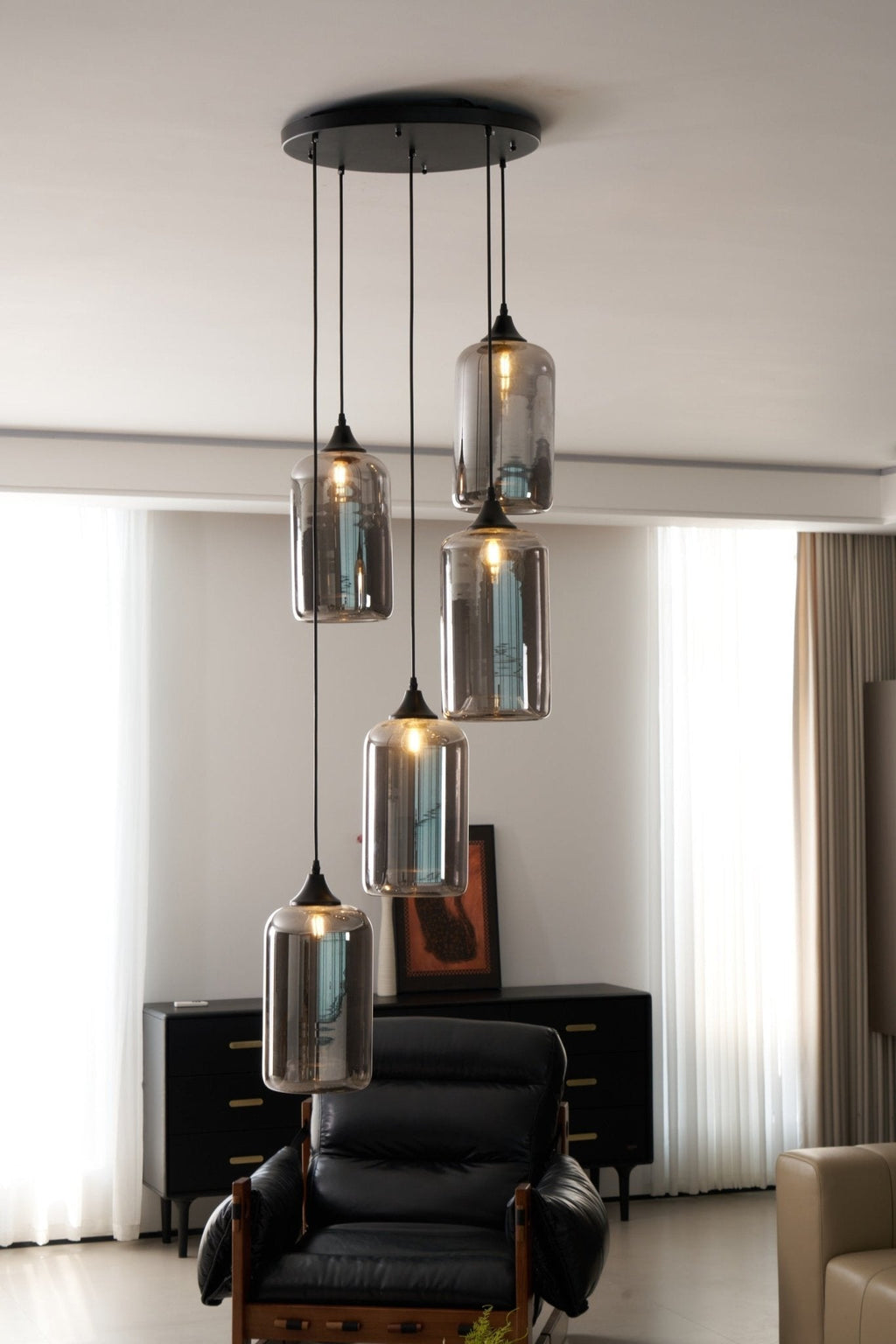 Flaskeformet pendellampe — håndblåst røykgrått glass, svart armatur, vintage og moderne