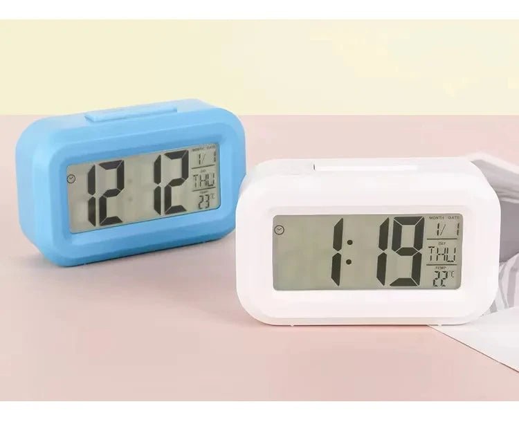 NovaTime Mini kompakter digitaler LED-Wecker mit Schlummerfunktion für alle Altersgruppen