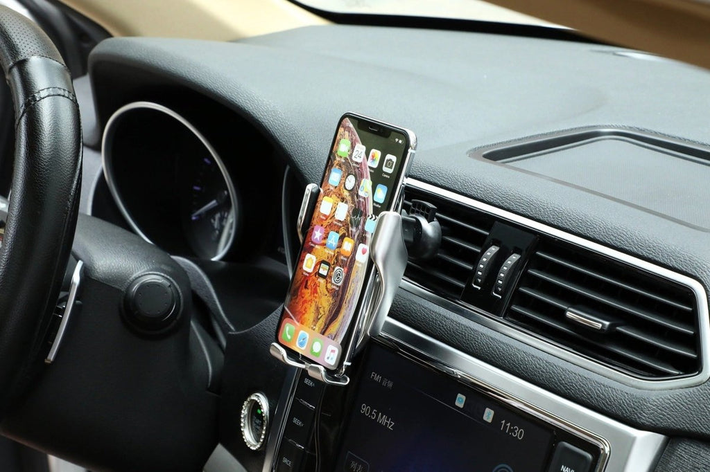 AeroGrip – bezdrátový držák telefonu do auta ovladatelný jednou rukou s automatickým sevřením, nabíjením Qi a otáčením o 360°