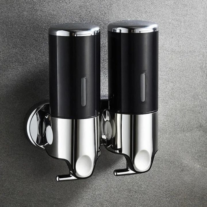 Wandgemonteerde zeepdispenser met modern ontwerp in roestvrij staal
