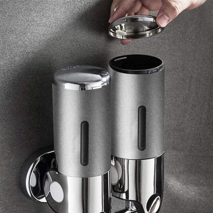 Wandgemonteerde zeepdispenser met modern ontwerp in roestvrij staal