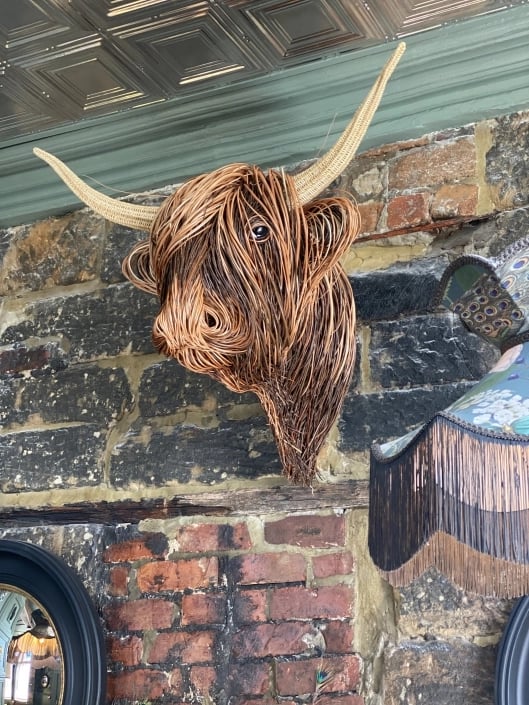 Sculptură de perete cu vacă, cu farmec rustic, de la PastureCraft, pentru iubitorii caselor de la țară