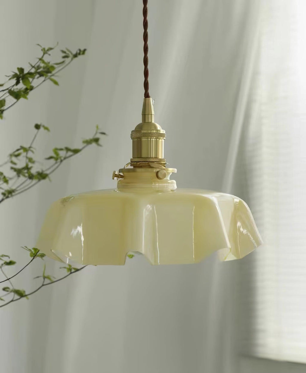 Francouzské květinové plisované závěsné svítidlo — vintage design osvětlení