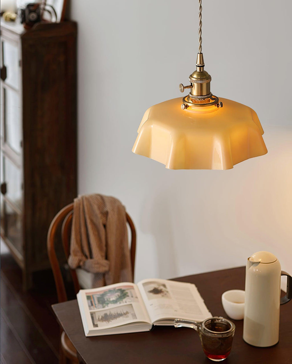 Francouzské květinové plisované závěsné svítidlo — vintage design osvětlení