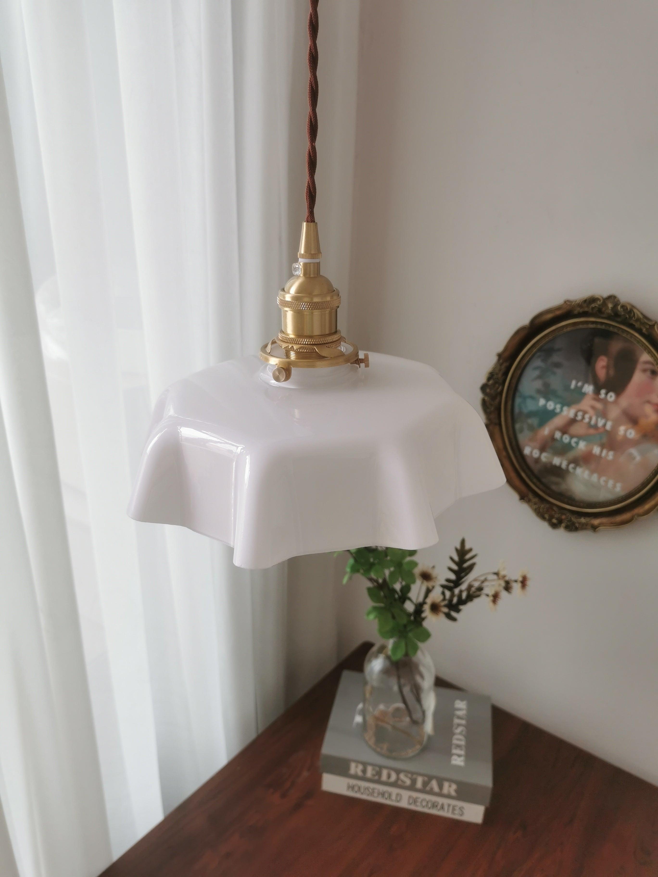 Francouzské květinové plisované závěsné svítidlo — vintage design osvětlení