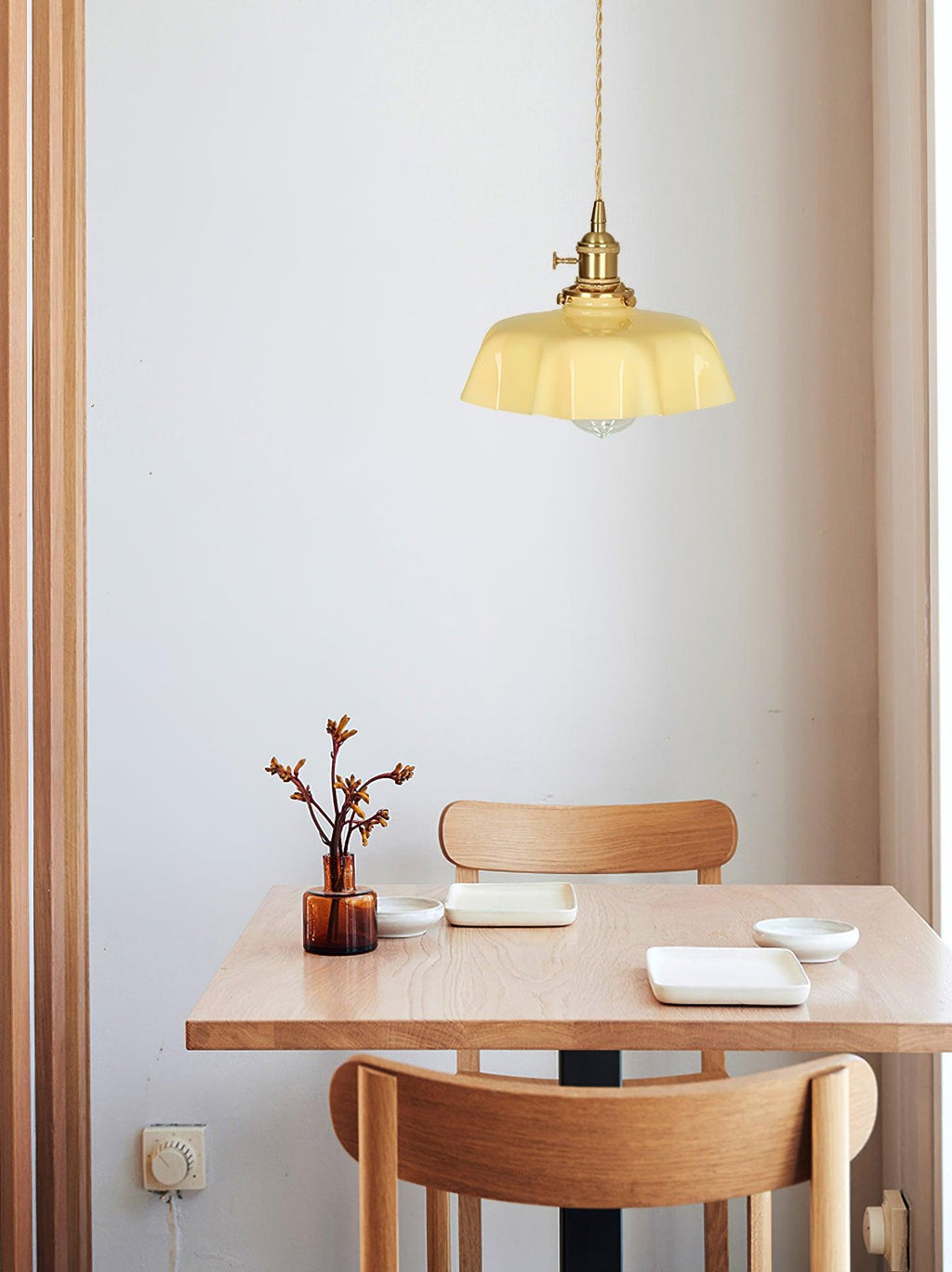 Francouzské květinové plisované závěsné svítidlo — vintage design osvětlení