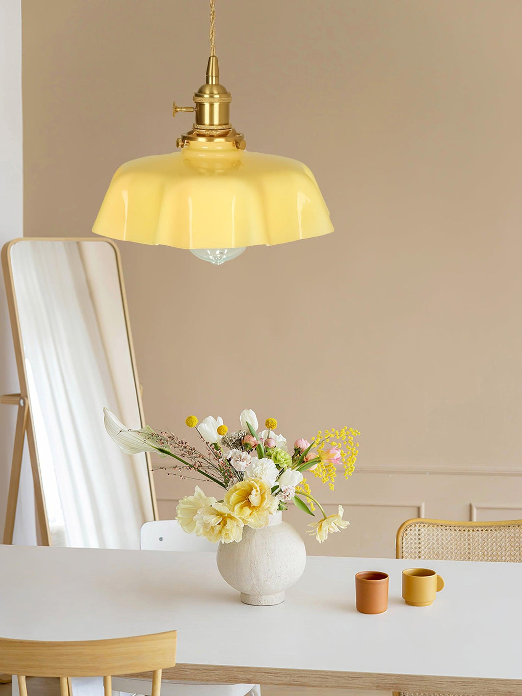 Francouzské květinové plisované závěsné svítidlo — vintage design osvětlení