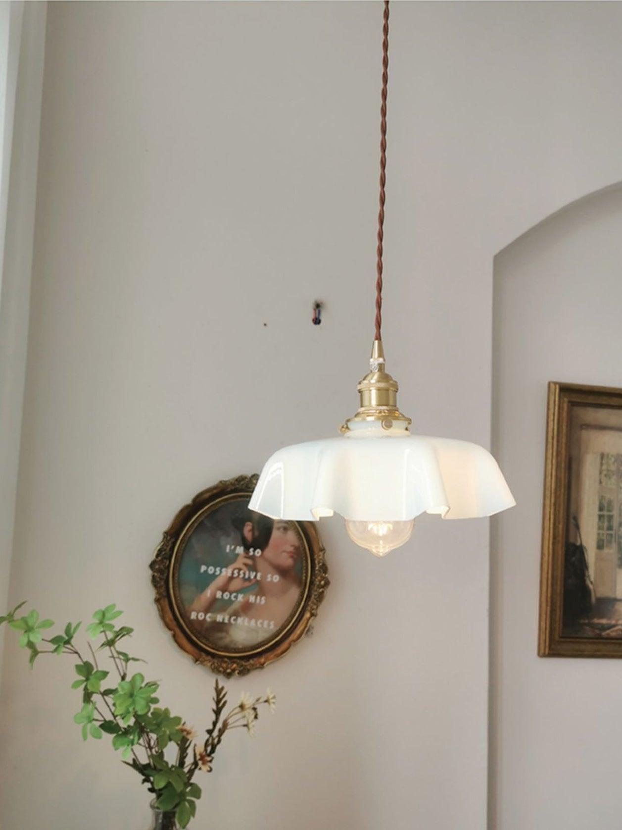 Francouzské květinové plisované závěsné svítidlo — vintage design osvětlení