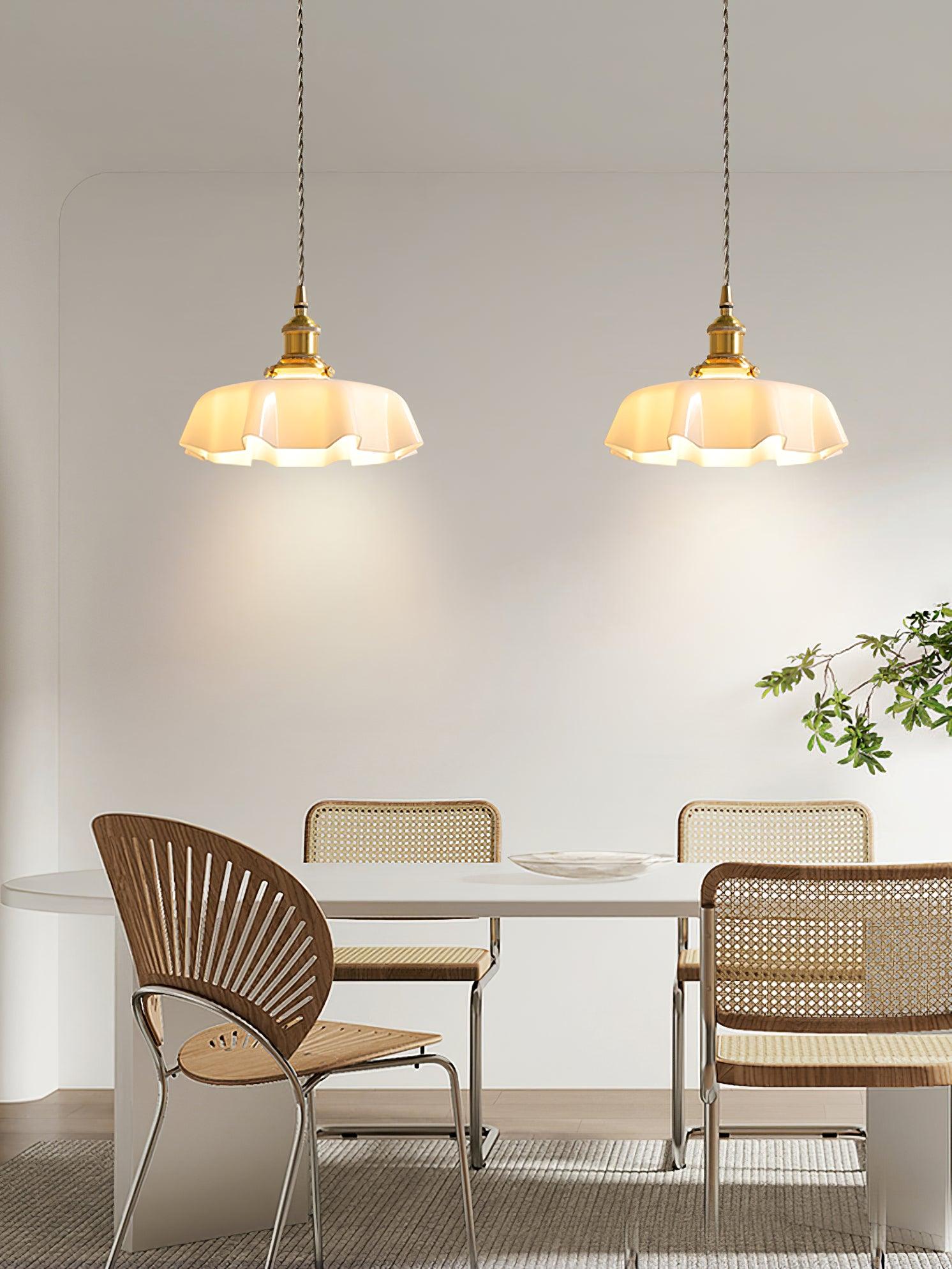 Francouzské květinové plisované závěsné svítidlo — vintage design osvětlení