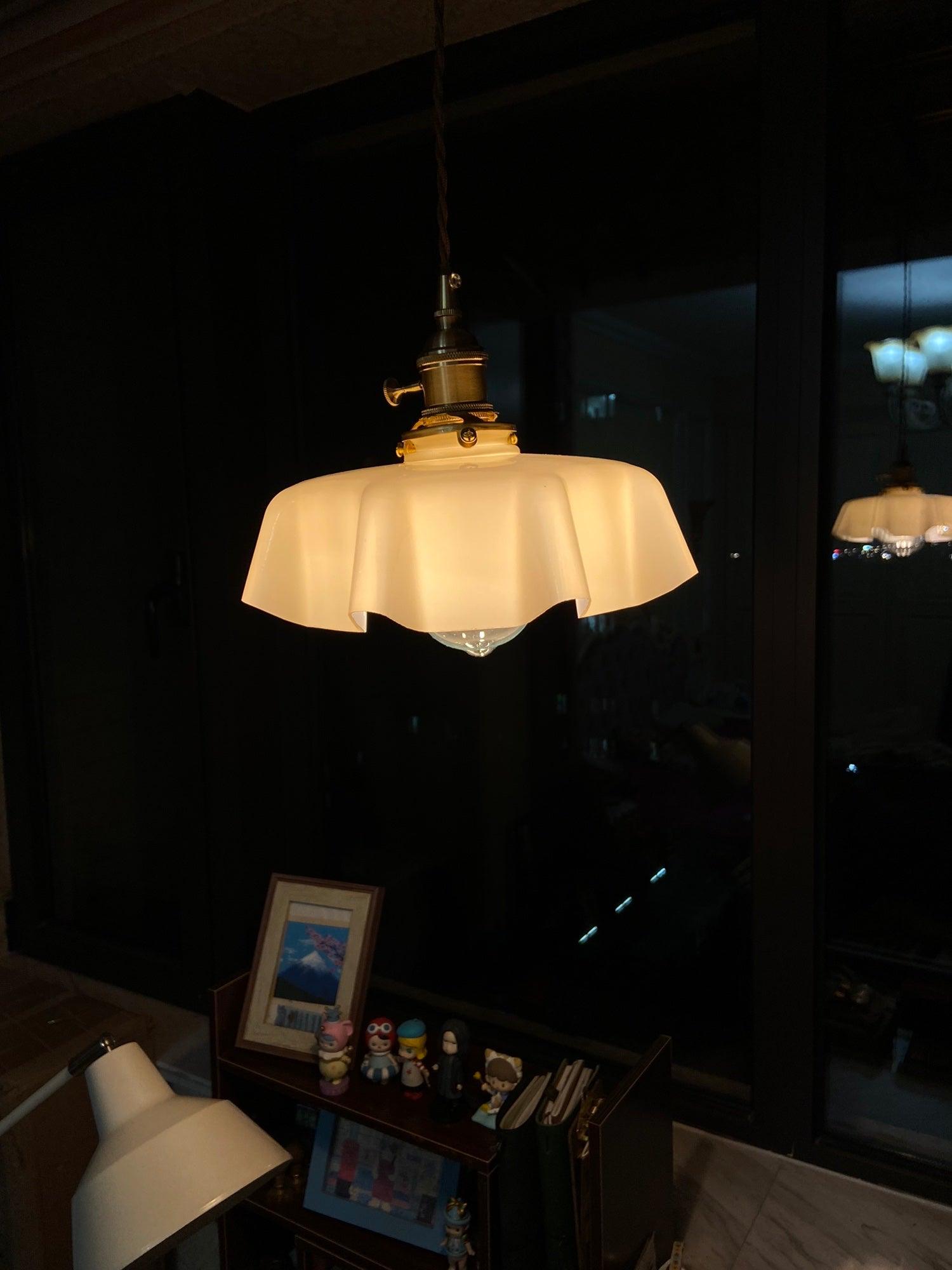 Francouzské květinové plisované závěsné svítidlo — vintage design osvětlení