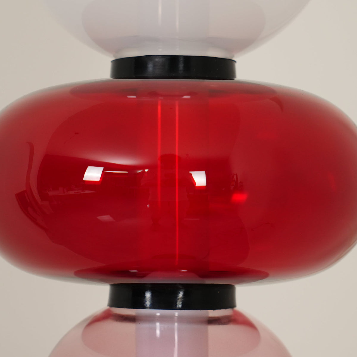 Vloerlamp van gekleurd glas — Ontwerp met een cluster van glazen strengen