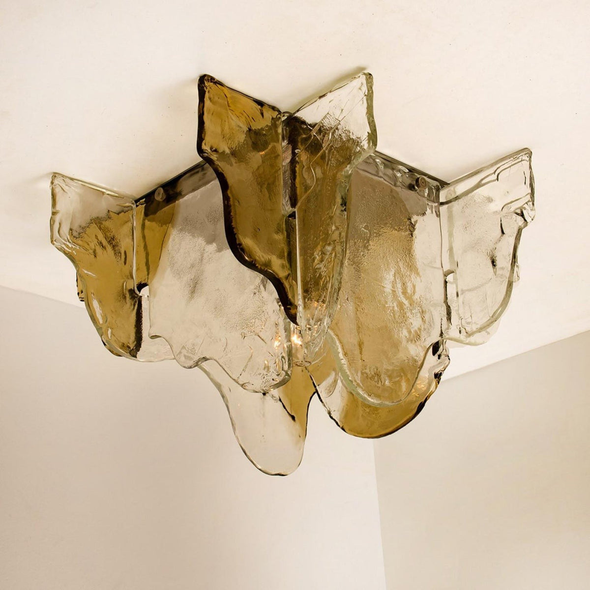 Moderne Deckenleuchte Carlo – Eisenrahmen, Rauchglasschirm