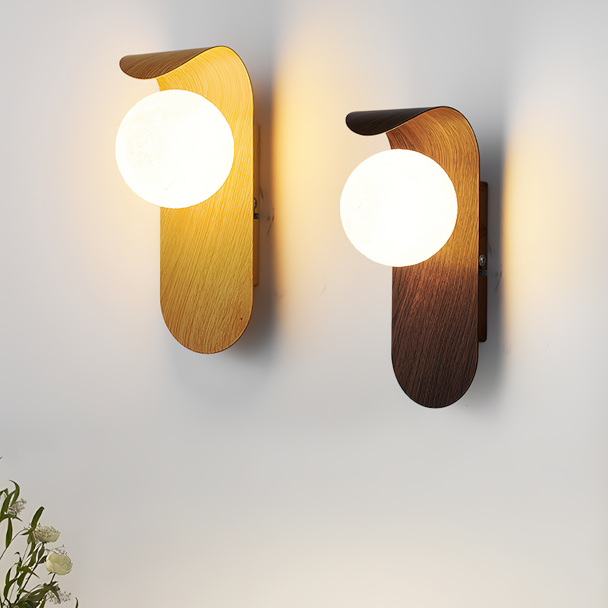Exuro wandlamp — gebogen voet, houtkleur / walnootkleur