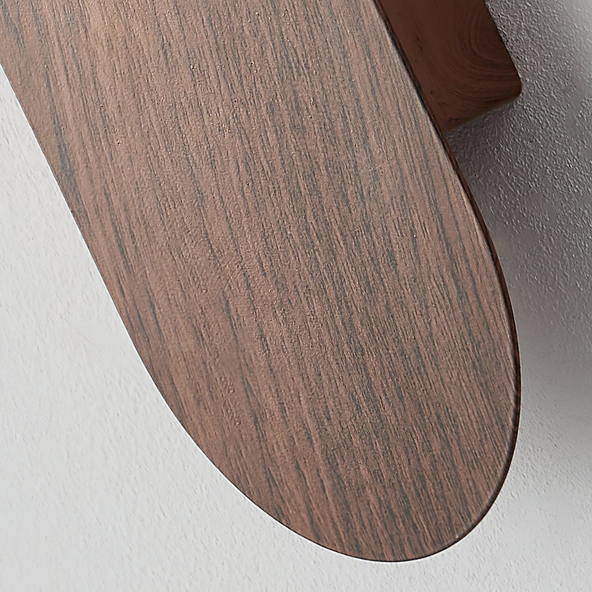 Exuro wandlamp — gebogen voet, houtkleur / walnootkleur
