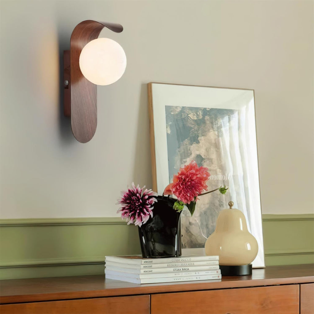 Exuro wandlamp — gebogen voet, houtkleur / walnootkleur